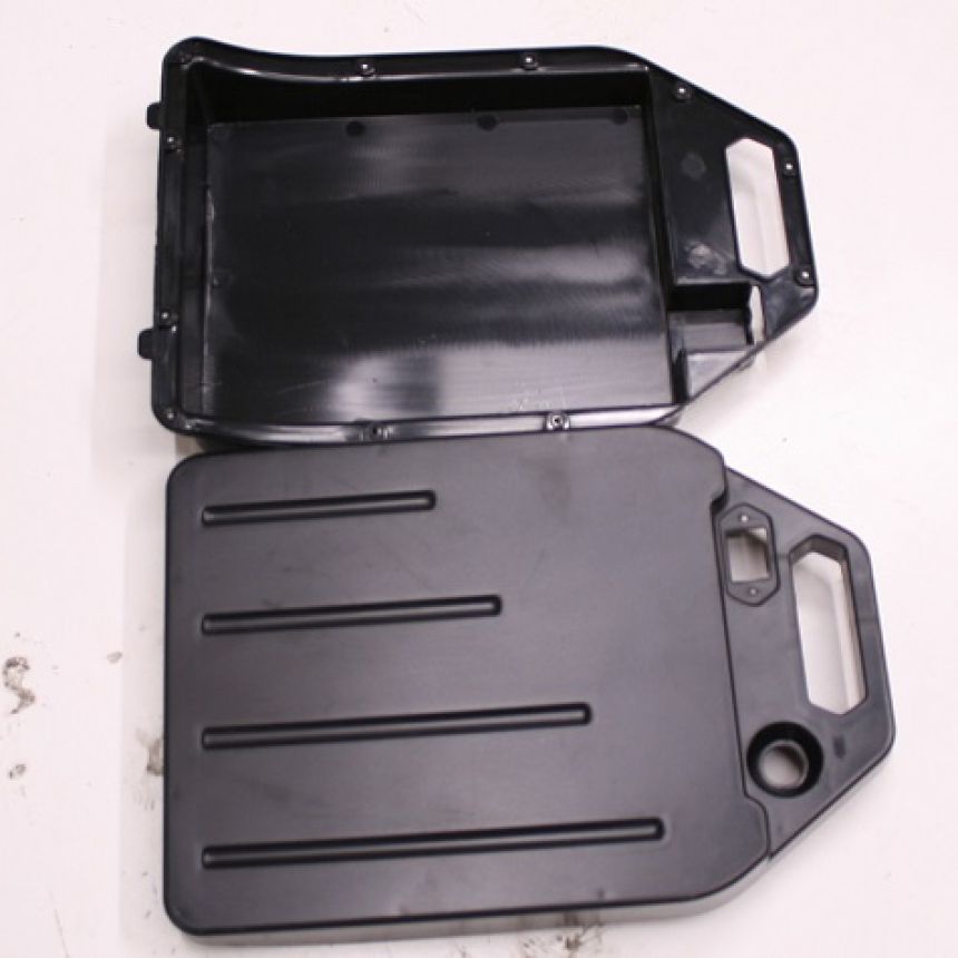 Kruiser Long Range: Istuimen alapuolisen akun kiinnityskotelo